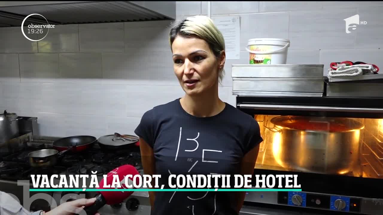 Vacanţă la cort, ca &icirc;ntr-un hotel de lux. Cu &icirc;ncălzire, paturi uriaşe şi curent electric, toate &icirc;n mijlocul naturii. "Glamping-ul" este cel mai noi trend din turism