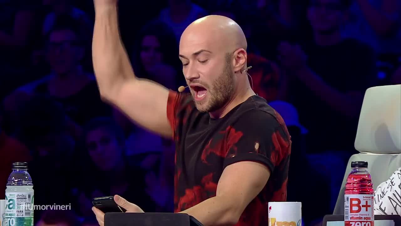 Emiria,  comedie şi contorsionism în acelaşi număr, la iUmor! Dan Badea: "Mi-a mâncat banana!"