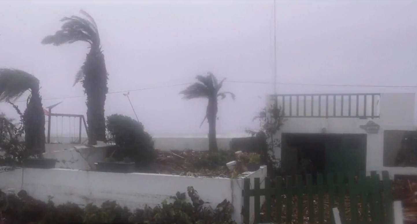 Uraganul Lorenzo a făcut prăpăd în Insulele Azore. Ciclonul a doborât copaci şi a distrus zeci de case