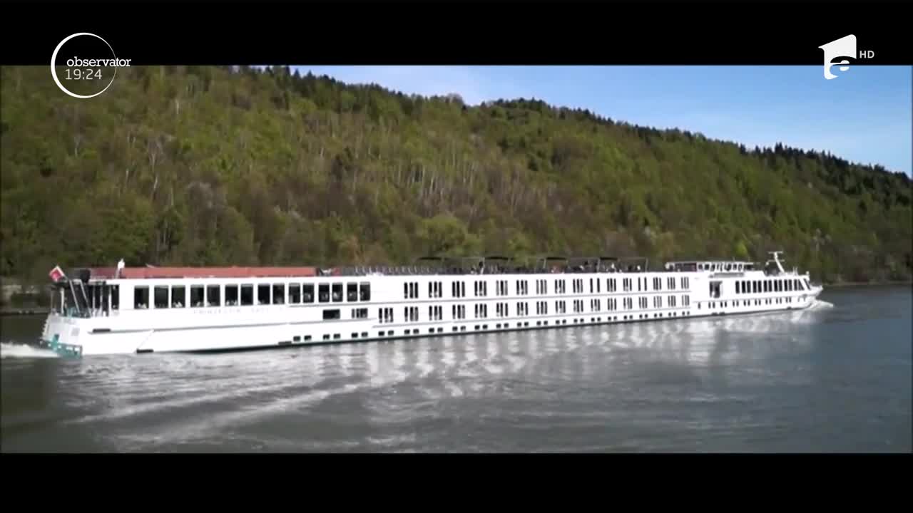 Vacanţă cu peripeţii &icirc;n Delta Dunării. Nava de lux pe care se aflau a fost lovită de un vas cargo