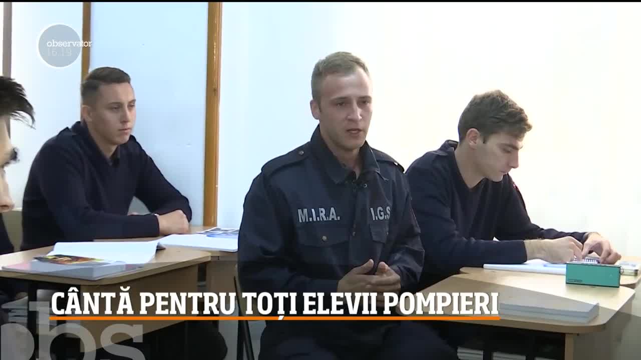 Un t&acirc;năr din Baia Mare c&acirc;ntă pentru toți elevii pompieri