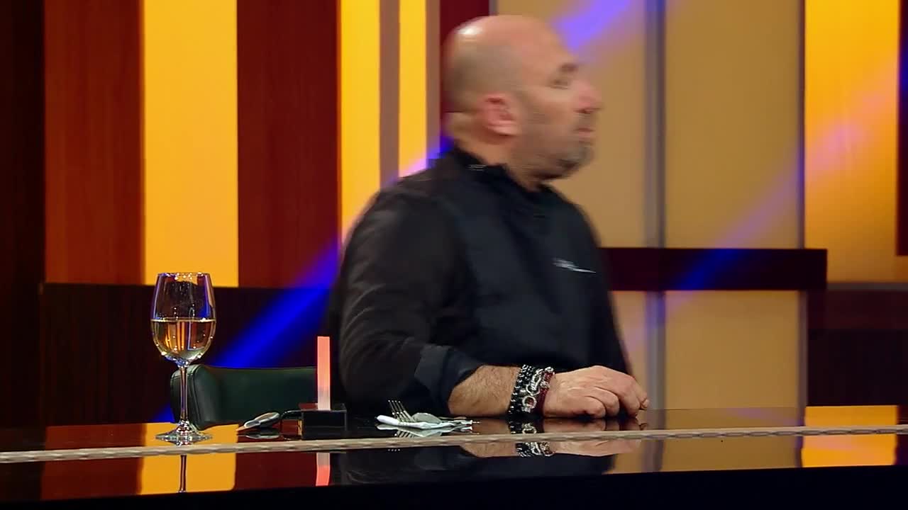 "Cuza" Mihai Ilie i-a impresionat, din nou, pe chefi cu un preparat surpriză! A creat un desert în formă de living cu tot cu televizor!