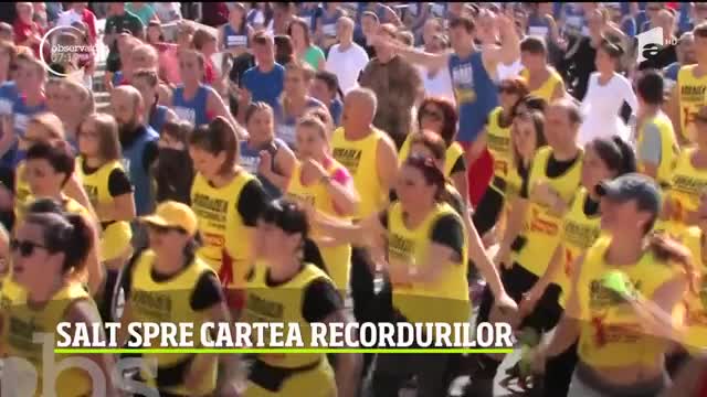 Cea mai mare oră de kangoo jumps din istorie a avut loc la Oradea. Peste 1.700 de oameni echipaţi cu ghete speciale au sărit zeci de minute &icirc;n sincron
