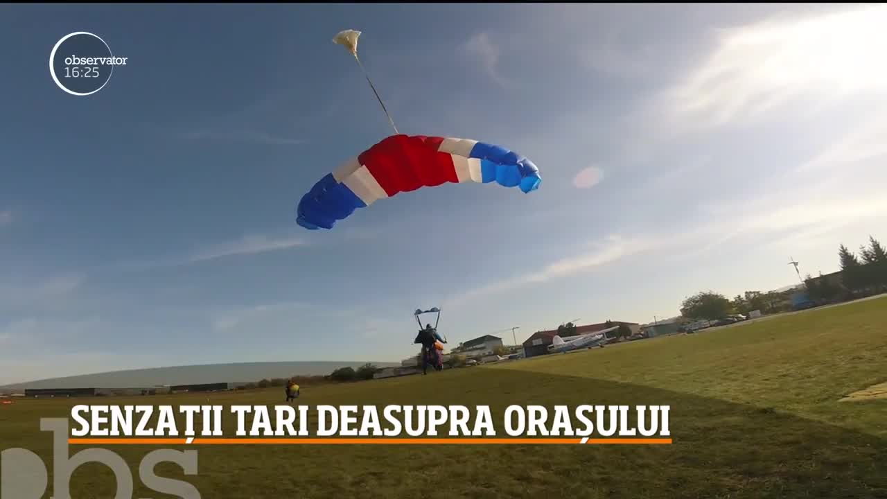 Sărituri cu paraşuta &icirc;n tandem, de la trei mii de metri, &icirc;n T&acirc;rgu-Mureş