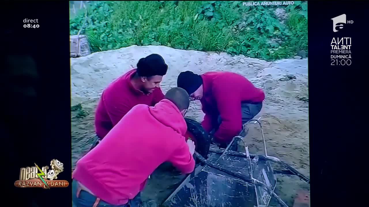 Smiley News - Neatza cu Răzvan și Dani. Pit stop ca-n Formula 1! &Icirc;n c&acirc;t timp au schimbat roata unei roabe