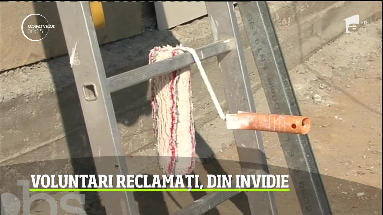 Zeci de voluntari, care renovau casa unei familii nevoiaşe, au fost reclamați la primărie pentru că făceau zgomot