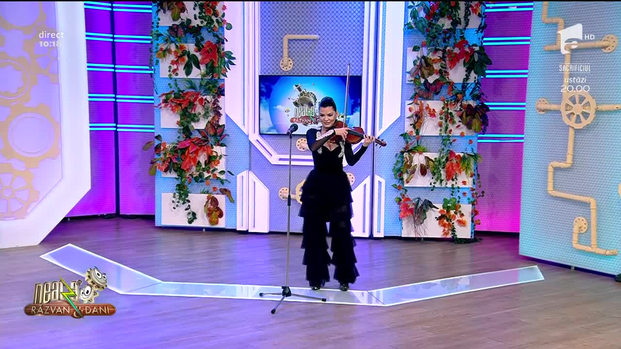 Raluca Răducanu, Fata cu Vioara, c&acirc;ntă piesa Traditional Mix la Neatza cu Răzvan și Dani