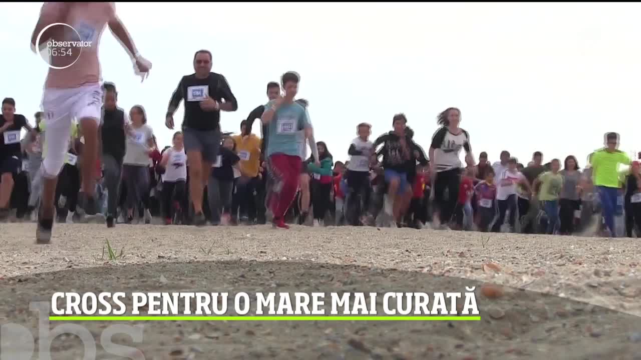 O mie de oameni au participat la a patra ediţie a Crosului Mării Negre. Una dintre provocări a fost să arunce la coş gunoaiele pe care le-au găsit pe traseu
