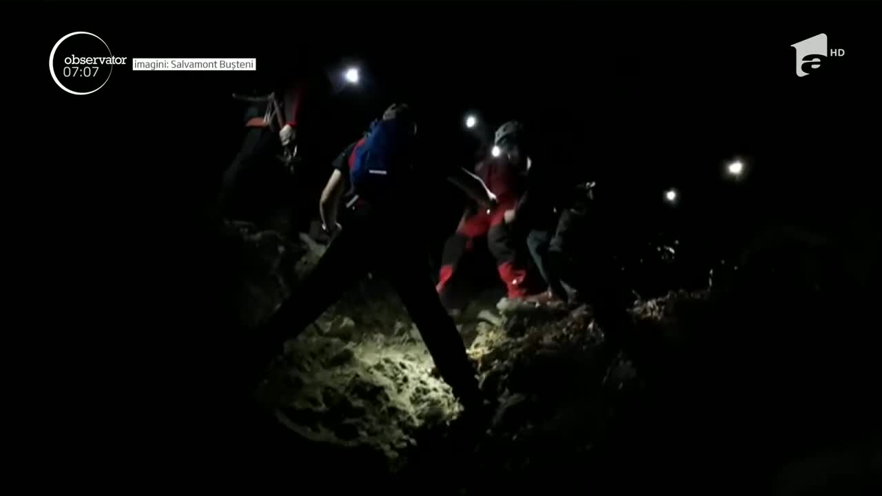&Icirc;n Munţii Bucegi, salvamontiştii au avut o misiune &icirc;n condiţii extreme. Ei au cobor&acirc;t o turistă care se rănise pe un traseu dificil