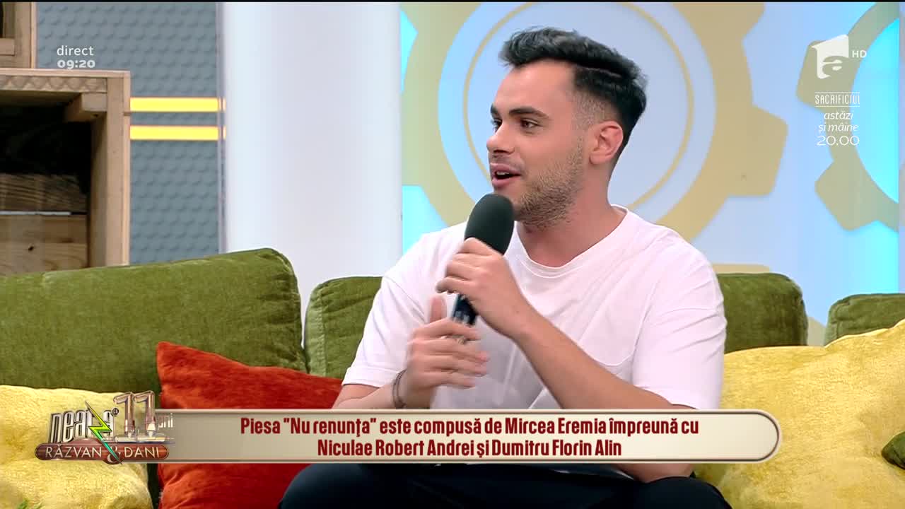 Neatza cu Răzvan și Dani. Mircea Eremia revine cu un nou videoclip, pentru piesa Nu renunța. Dani Oțil: Zice că a muncit mult la clip, dar eu văd că aproape o pupă pe fată