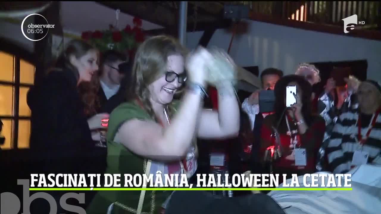 Petrecerea de Halloween de la cetatea Sighişoara. Străinii, vrăjiți de legendele cu vampiri sau strigoi
