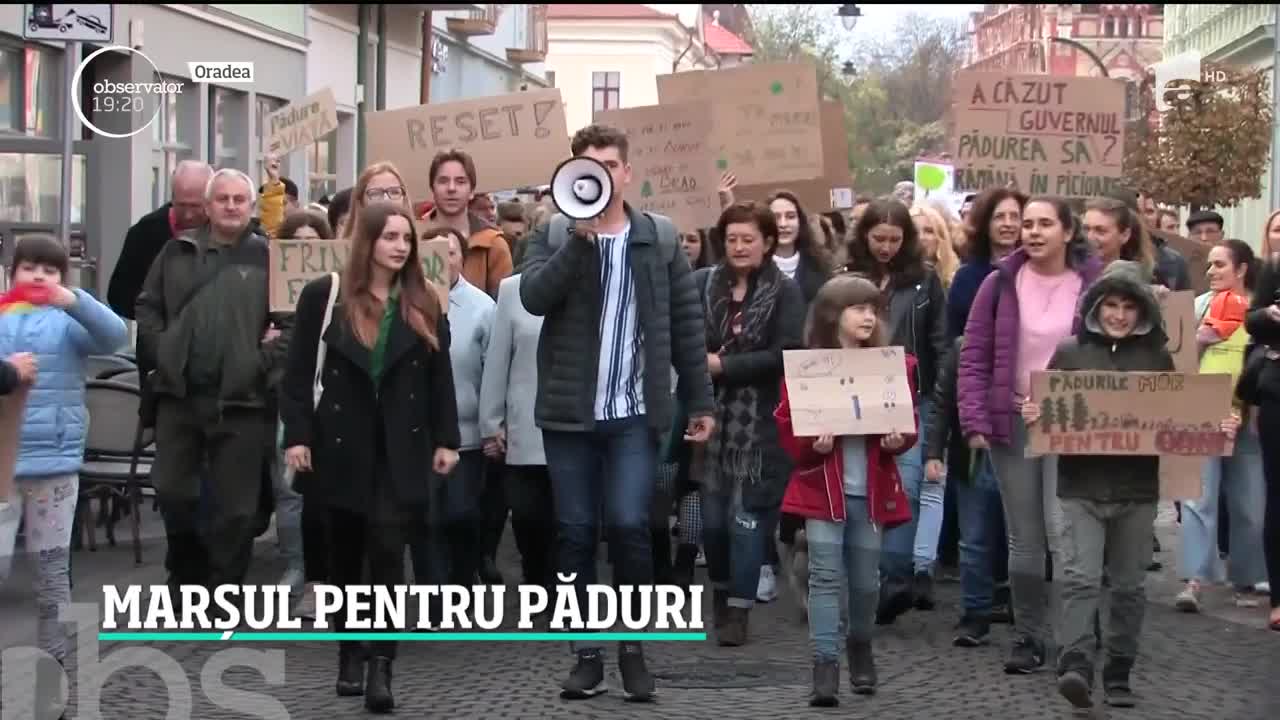 Marşul pentru Păduri a scos mii de oameni &icirc;n stradă. &Icirc;n fiecare oră, Rom&acirc;nia pierde suprafeţe de pădure c&acirc;t trei stadioane
