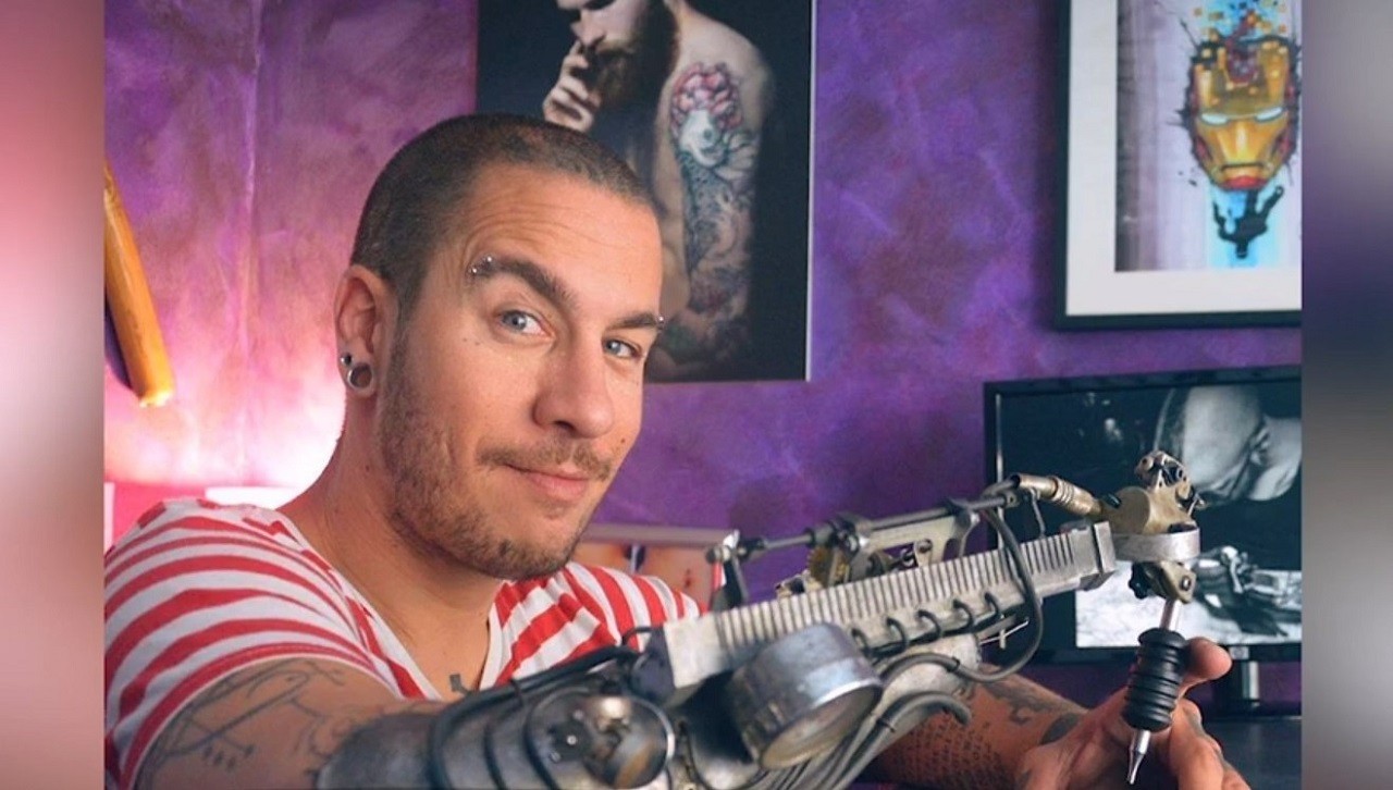 success Accordingly Give rights Singurul artist din lume care face tatuaje cu ajutorul unei proteze  biomecanice