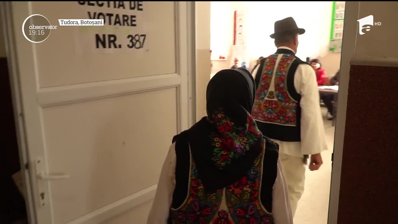 Alegeri Prezidențiale 2019. Au mers la vot &icirc;mbrăcaţi &icirc;n costume populare