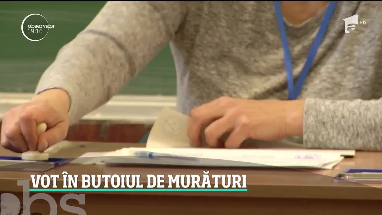 Oamenii din V&acirc;lcea au pus voturile &icirc;n butoaiele de murături. Primarii nu au vrut să dea banii pe o urnă tipică