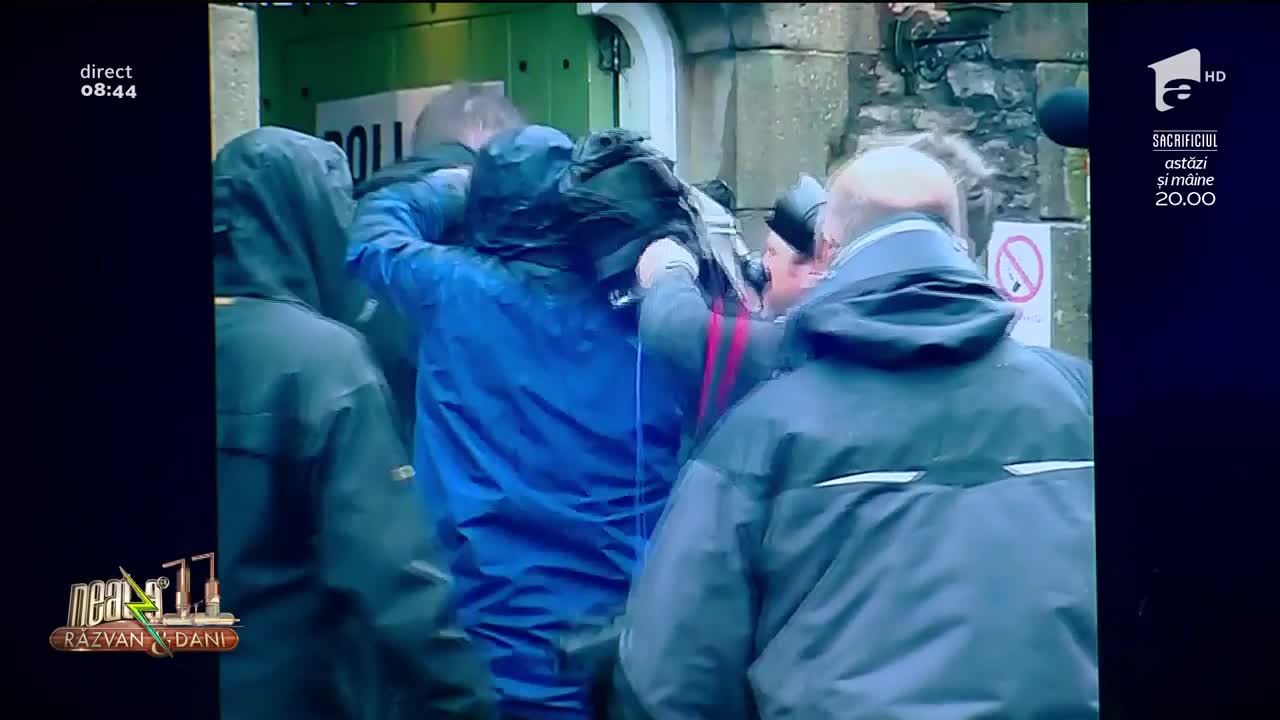 Smiley news. Bătaie generală &icirc;ntre cameramani şi fotoreporteri &icirc;n faţa unei secţii de votare