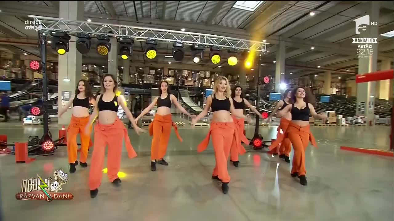 Neatza cu Răzvan și Dani. Trupa de cabaret Vogue face spectacol &icirc;n cel mai important centru de colectare Emag