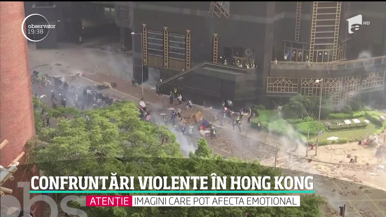 Imagini şocante &icirc;n Hong Kong, unde tensiunile dintre protestatari şi forţele de ordine au atins un nivel fără precedent!