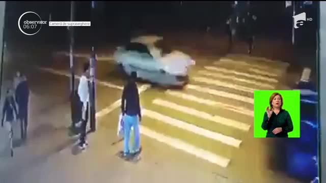 S-a născut a doua oară! Un bărbat din Bacău a traversat pe zebră, &icirc;nsă pe culoarea roşie a semaforului și a fost spublerat de o mașină