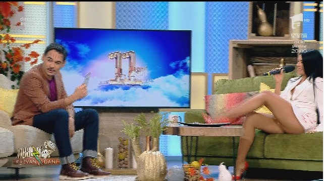 Neatza cu Răzvan și Dani. Elena Ionescu, mai sexy ca niciodată. Rochița mult prea str&acirc;mtă și scurtă i s-a ridicat!