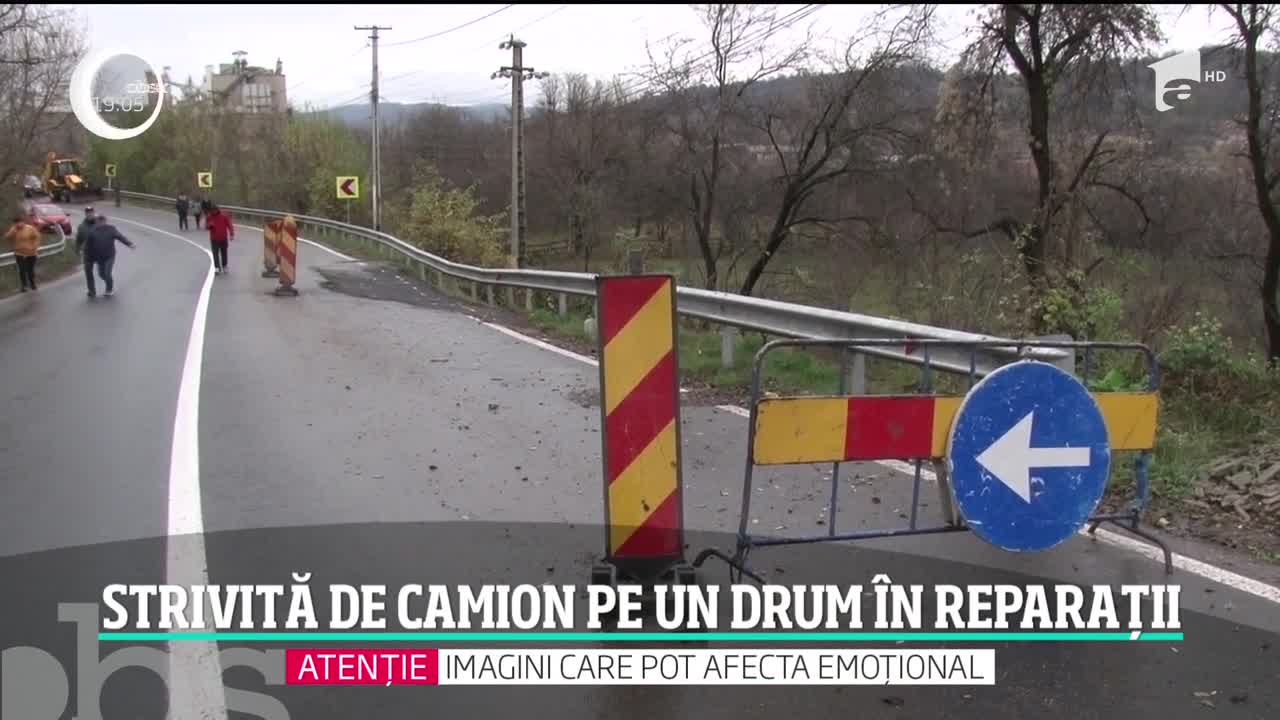 O femeie din D&acirc;mboviţa a murit strivită de un camion &icirc;ncărcat cu lemne