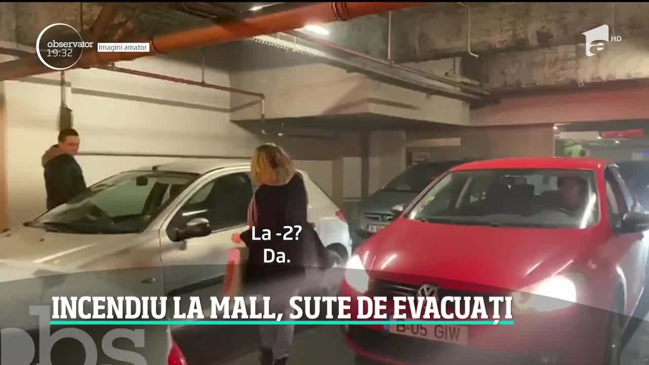 Panică &icirc;ntr-un mall din Capitală! Sute de clienţi au fost evacuaţi după ce trei maşini au luat foc &icirc;n parcarea supraaglomerată
