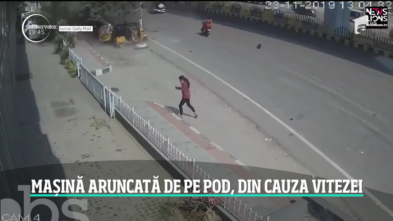 Imagini incredibile in India! O maşină a zburat de pe un pod &icirc;nalt şi s-a prăbuşit peste oameni