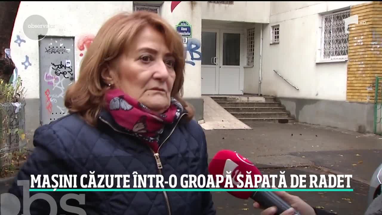 Pericol de moarte pe străzile din Bucureşti. Două maşini au căzut &icirc;ntr-o groapă săpată de muncitorii de la RADET