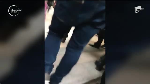 Un bărbat a oferit clipe de groază &icirc;n cea mai aglomerată staţie de metrou din Capitală. A &icirc;ncercat să &icirc;şi pună capăt zilelor, &icirc;nsă a fost salvat &icirc;n ultimul moment