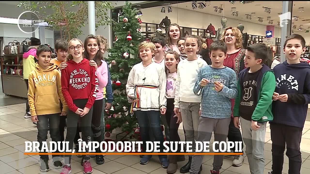 Spiritul Crăciunului s-a simţit mai devreme &icirc;ntr-un mall din Tg. Mureş. 400 de copii au &icirc;mpodobit brazii cu globuri croşetate