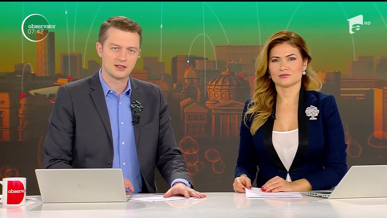 Brazii suspendaţi de tavan, cu v&acirc;rful &icirc;n jos, noua modă de Crăciun