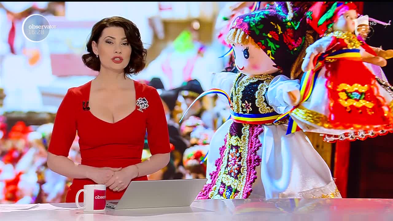 De un deceniu, o femeie din V&acirc;lcea se străduieşte să-i convingă pe rom&acirc;ni că avem un port popular spectaculos, cu ajutorul unor păpuşi