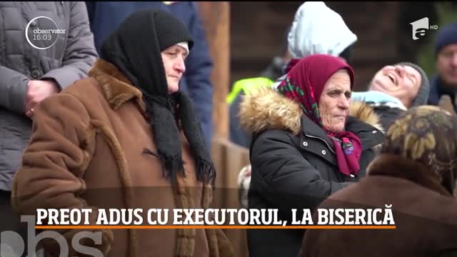 Un preot din judeţul Botoşani este respins de localnici, aşa că a fost nevoie să fie adus la biserică &icirc;nsoţit de un executor judecătoresc