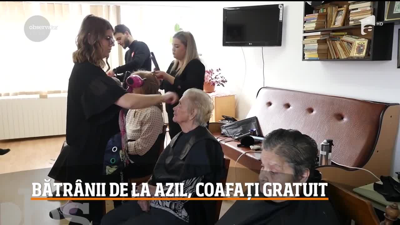 Bătr&acirc;nii de la un azil din Alba Iulia au fost coafați gratuit de stilişti renumiţi din oraş