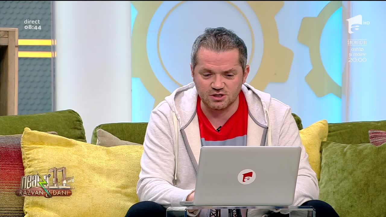 Smiley News - Neatza cu Răzvan și Dani. Ce faci c&acirc;nd ți se termină palinca? Te transformi &icirc;n Bruce Lee!