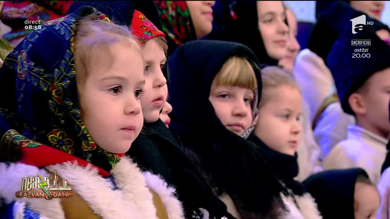 Neatza cu Răzvan și Dani. Copiii de la Clubul Vedetelor Mugurii de Folclor c&acirc;ntă colindul Ia sculați voi ce dormiți