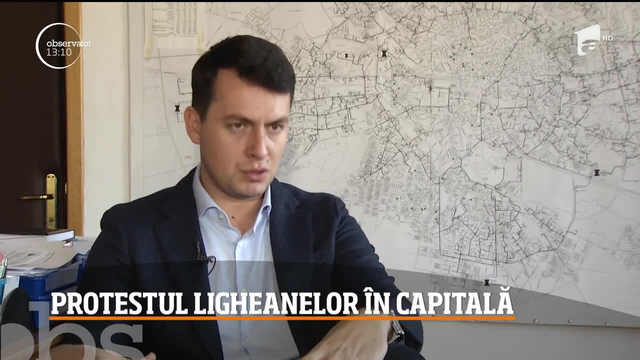 Protest pentru calorifere calde, &icirc;n Bucureşti. Mai mulţi bucureşteni au scandat &icirc;n faţa Primăriei Capitalei, supăraţi că de la &icirc;nceputul sezonului rece nu au apă caldă şi căldură &icirc;n case