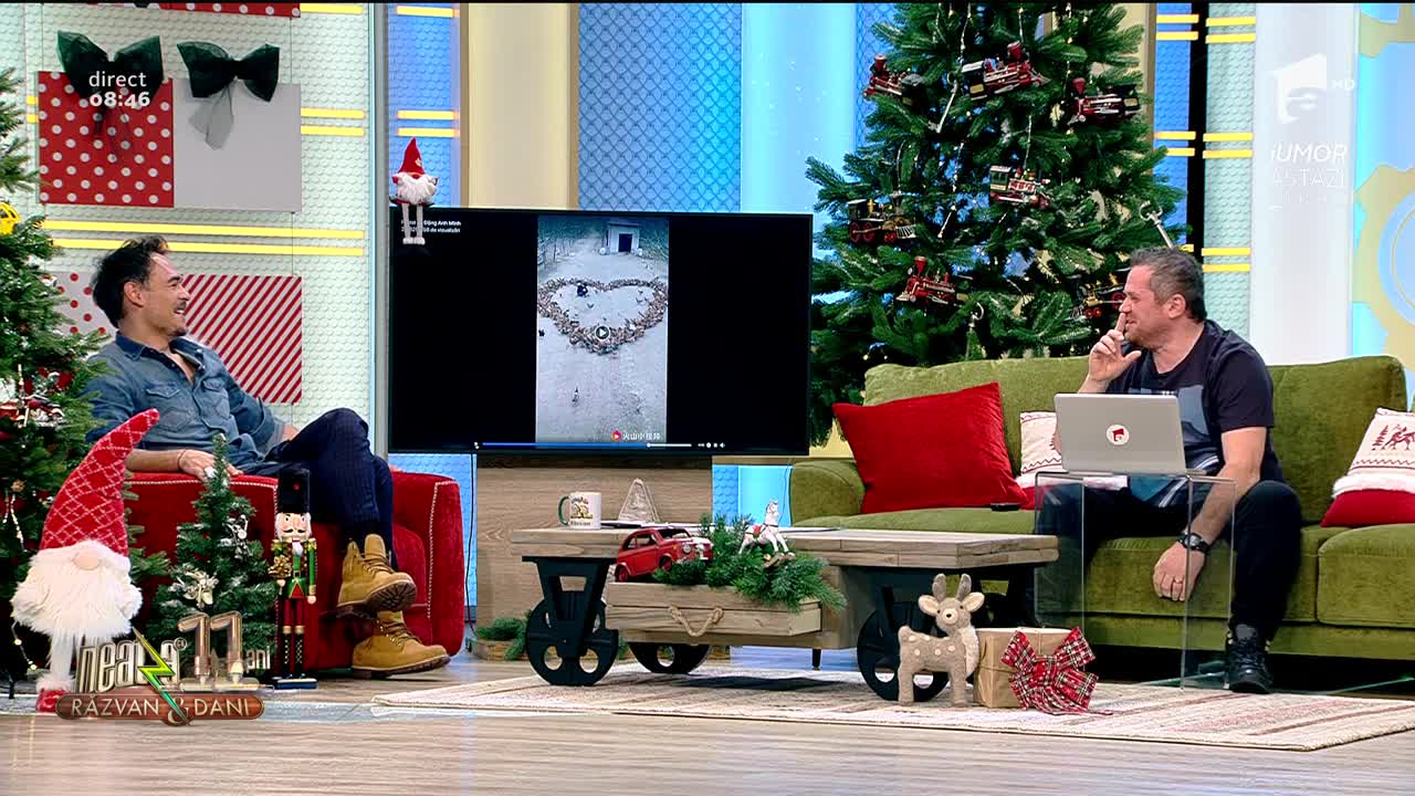Smiley News - Neatza cu Răzvan și Dani. Cum să dai m&acirc;ncare la găini sub formă de inimă: Eu sunt cocoșul, nebuna mea!