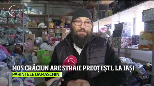 Moş Crăciun are haine preoţeşti, la Iaşi