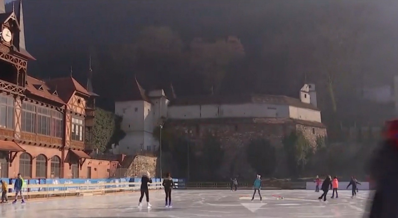 Distracție pe gheață, la Brașov, &icirc;ntr-unul dintre cele mai frumoase patinoare din țară