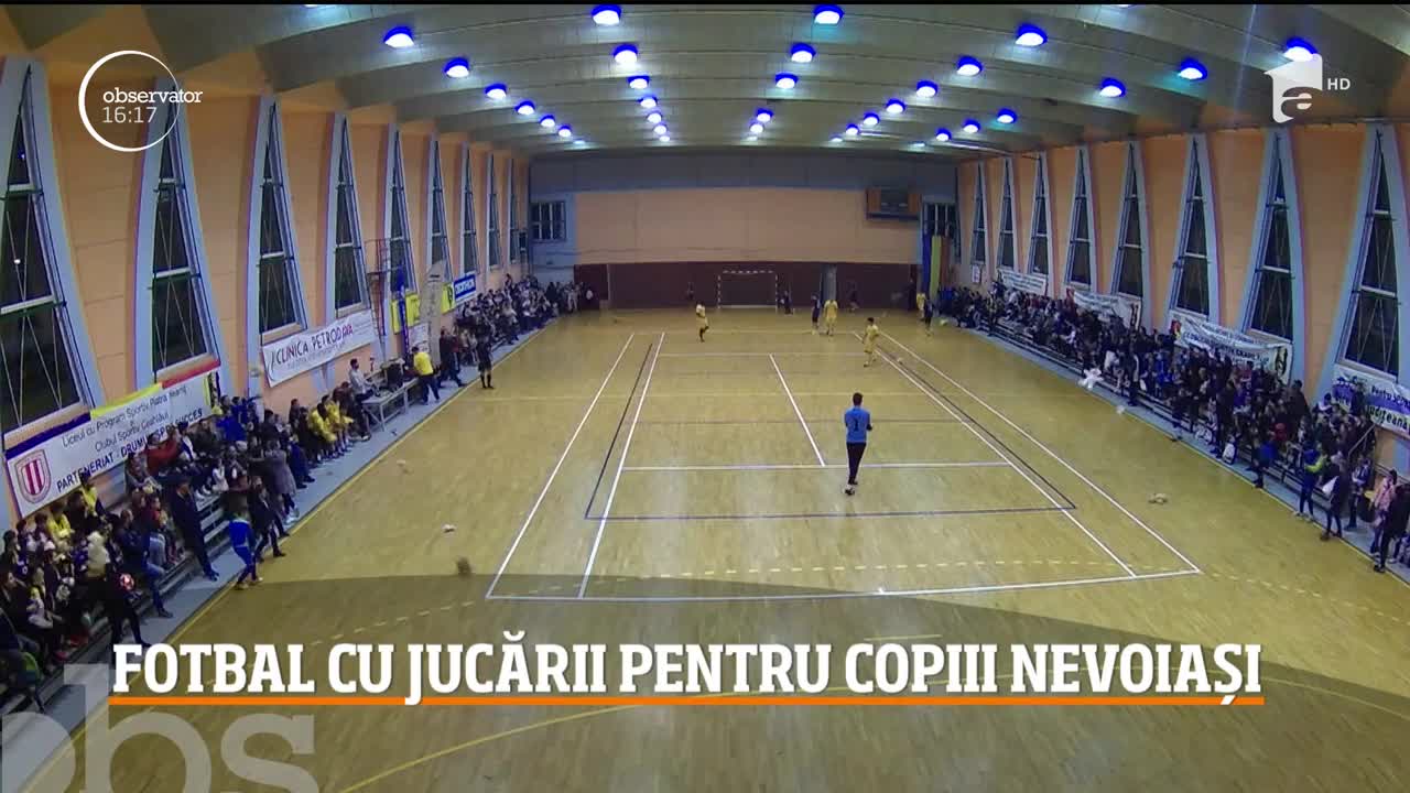 Fotbal cu jucării, la T&acirc;rgul Neamț, pentru copiii nevoiași