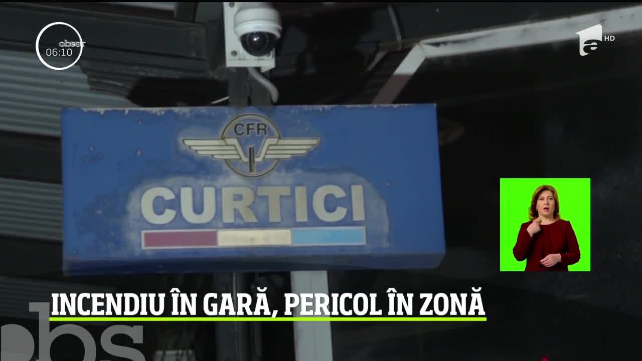 Incendiu de proporţii &icirc;n Gara Curtici din judeţul Arad. Acoperişul unei clădiri de birouri şi locuinţe de serviciu a ars ca o torţă