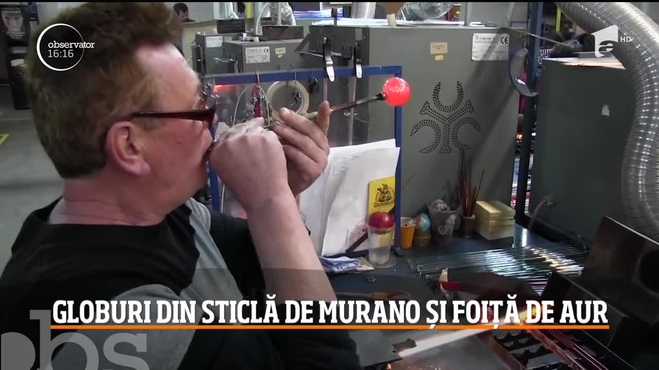 Rom&acirc;nii preferă de Crăciun globuri din sticlă de murano și foiță de aur