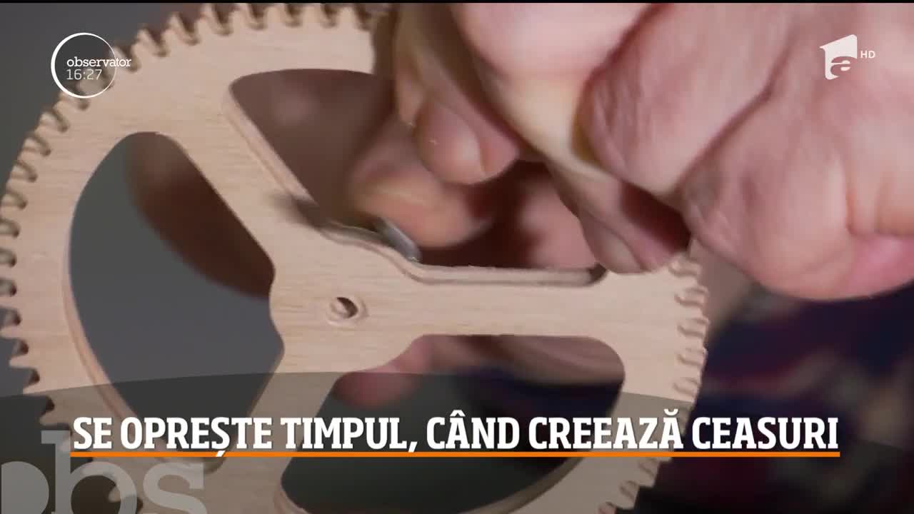 &Icirc;n atelierul său, un timișorean talentat sculptează ceasuri adevărate opere de artă