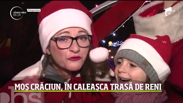 Moş Crăciun şi-a făcut apariţia &icirc;n Rom&acirc;nia. Caleașca sa trasă de reni a atras privirile copiilor din T&acirc;rgoviște