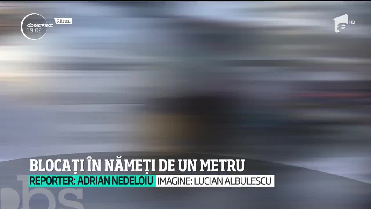 Nămeţi de aproape un metru au pus bariere de netrecut pe şosele! Mai mulţi şoferi au rămas &icirc;nzăpeziţi la R&acirc;nca, după o noapte cu viscol şi ninsori