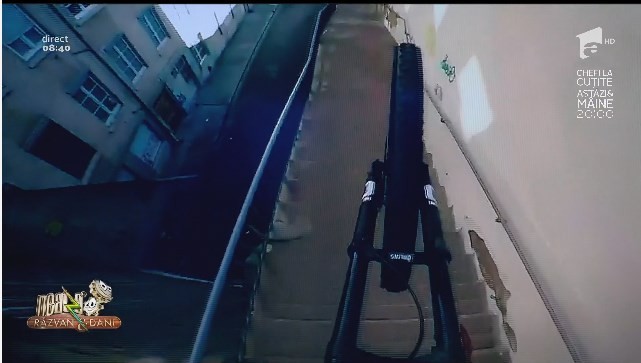 Smiley News - Neatza cu Răzvan și Dani. Cum să cogori scările &icirc;n viteză, cu bicicleta