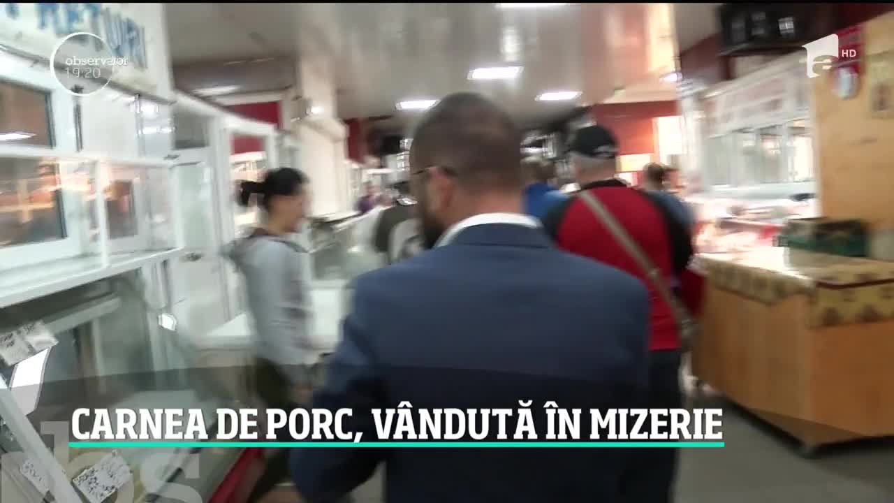 Piaţa Obor: Carne de porc, v&acirc;ndută &icirc;n mizerie