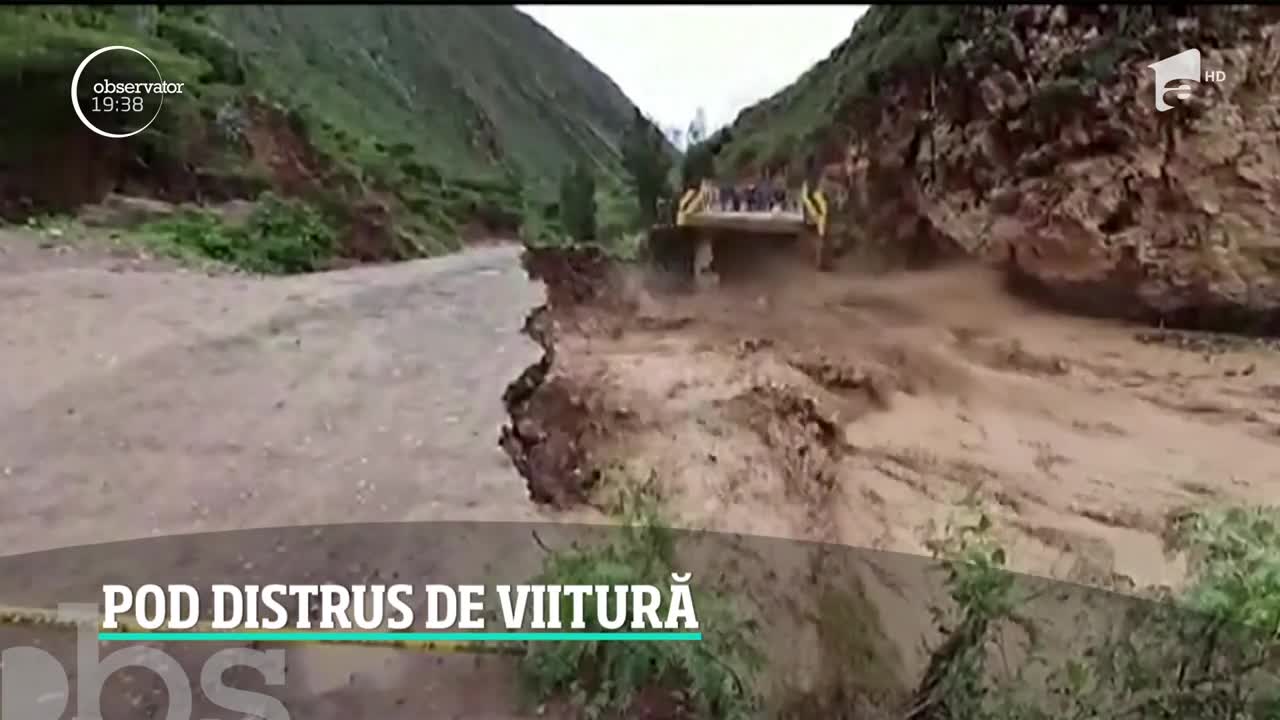 Imagini dramatice au fost surprinse &icirc;n Peru, unde o viitură puternică a rupt şoseaua &icirc;n c&acirc;teva secunde
