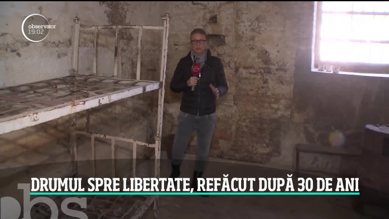 Mii de rom&acirc;ni au luat cu asalt fostul sediu al Comitetului Central. Pentru prima dată, au fost deschise beciurile Securităţii